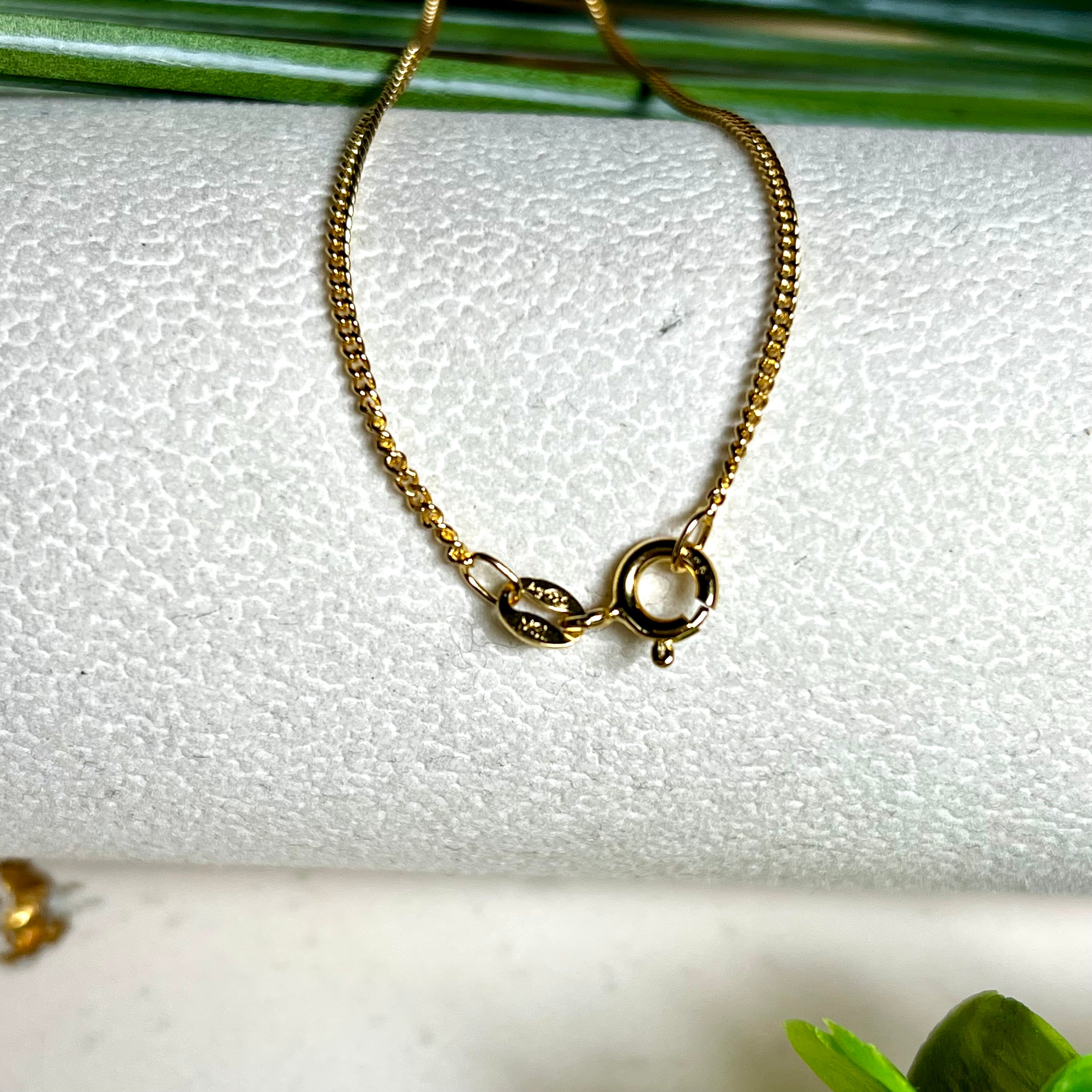 Vergoldete Panzerkette „Golden Grace“ aus 925 Sterling Silber in feiner Gliederung, 1,5 mm dick, 45 cm lang. Eleganter Goldglanz mit stabilem Federringverschluss. Ideal als Solokette oder für Anhänger – zeitlos, hochwertig und stilvoll.