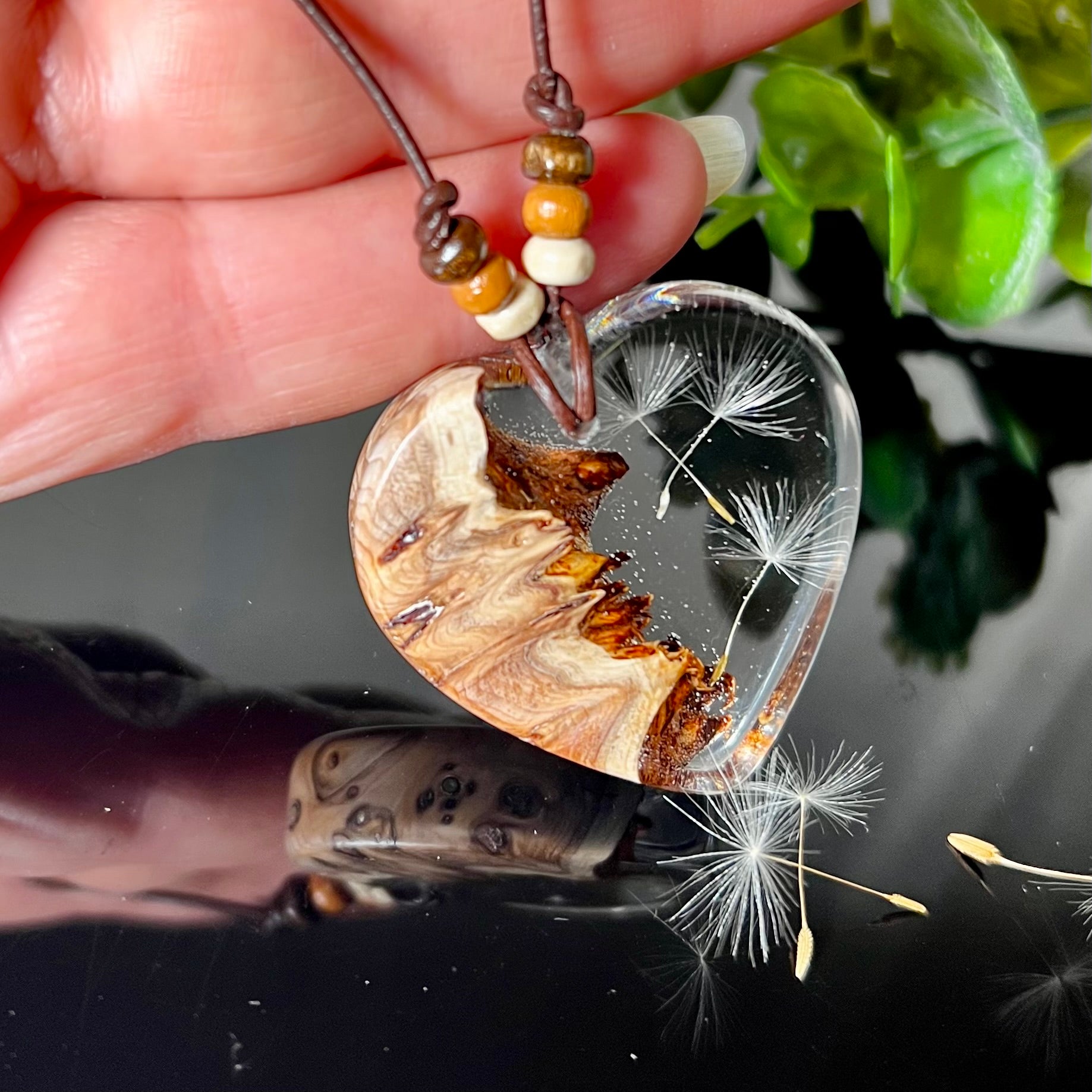 Handgefertigter Herzanhänger Pusteblumenzauber aus Maserholz und klarem Epoxidharz mit echter Pusteblume. Das Design vereint natürliche Maserstrukturen mit der Leichtigkeit schwebender Pusteblumenschirmchen – ein edles, naturverbundenes Schmuckstück mit Symbolkraft. Ideal für Naturliebhaber, Träumer und alle, die das Besondere suchen.