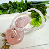Handgefertigtes Rosenquarz-Armband mit facettierten 4 mm Perlen, ergänzt durch einen rosévergoldeten Blume des Lebens Charm aus 925er Silber. Auf elastischem Gummiband (Innendurchmesser ca. 17 cm) für bequemen Tragekomfort. Rosenquarz steht für Liebe, Harmonie und emotionale Heilung. Zartes, stilvolles Schmuckstück, ideal für den Alltag oder als besonderes Geschenk für Herzensmenschen.