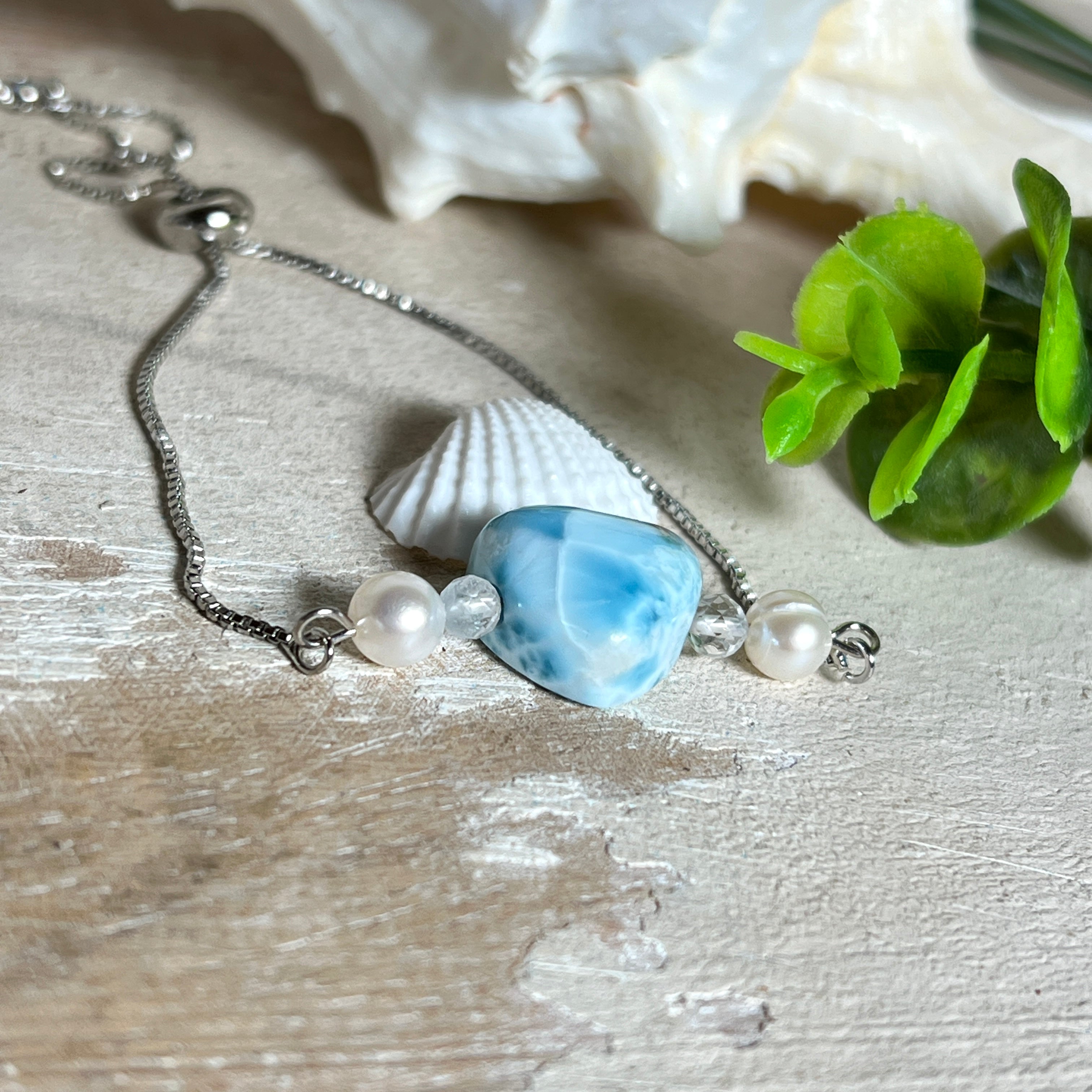 Larimar Herzarmband aus Edelstahl, größenverstellbar, mit Süßwasserperlen und facettiertem Bergkristall. Handgefertigt, edel und einzigartig.