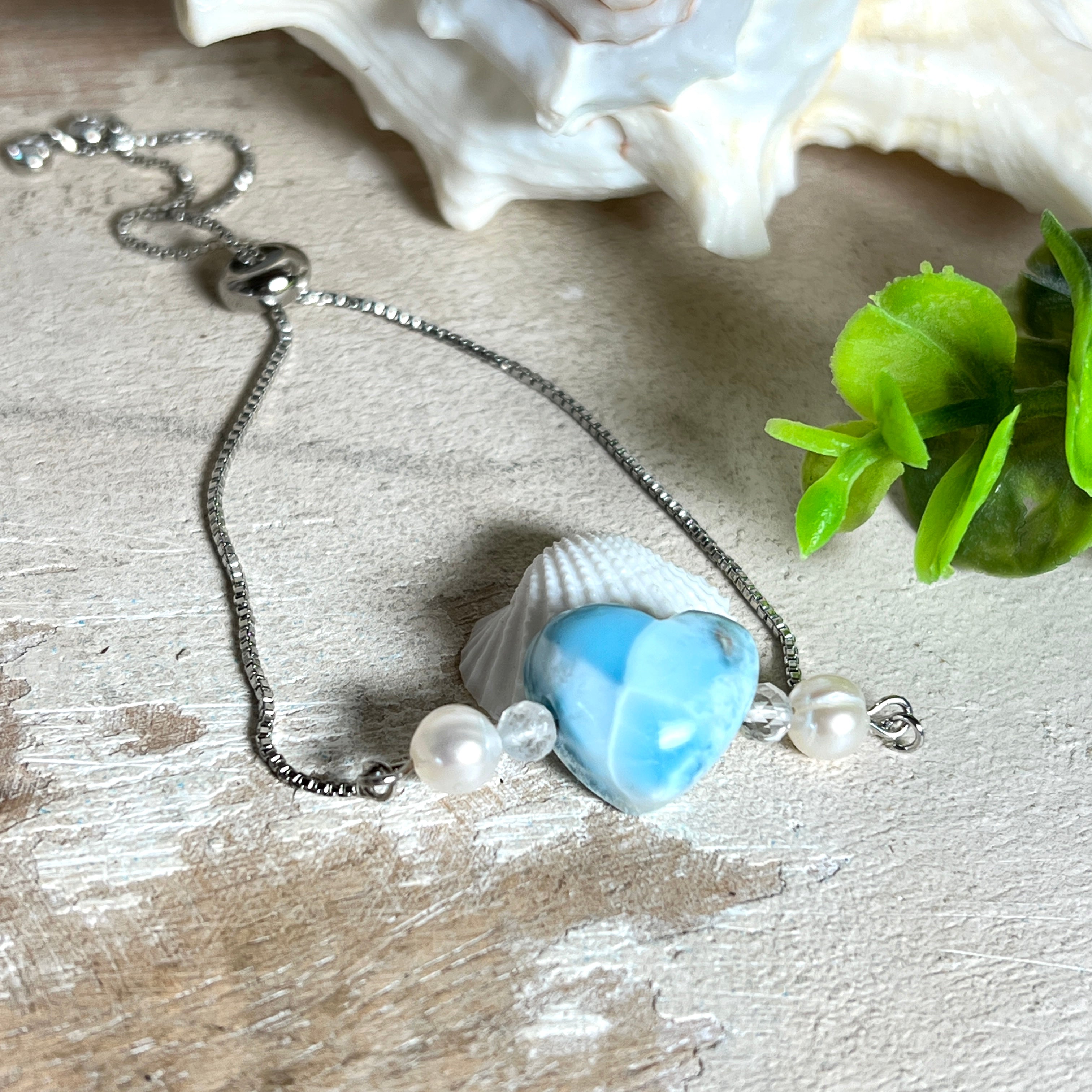 Larimar Herzarmband aus Edelstahl, größenverstellbar, mit Süßwasserperlen und facettiertem Bergkristall. Handgefertigt, edel und einzigartig.
