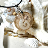 Handgemachter Anhänger mit echter Spirale, kleiner Schnecke, Meersand und feinem Glitzereffekt im Harz. Verziert mit einer Jaspisperle, Edelstahlöse und Lederkette mit Verlängerung. Maritimer Natur-Schmuck, inspiriert vom Ozean