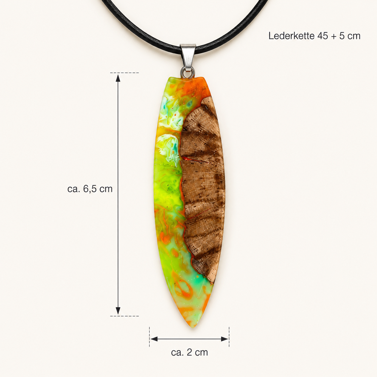 Größenbild der handgefertigten „Tropical Glow“ Halskette mit Surfbrett Anhänger aus Rebholz und fluoreszierendem Epoxidharz in Grün, Orange und Türkis, Lederkette 45 + 5 cm, Anhänger ca. 6,5 x 2 cm, maritimes Unikat.
