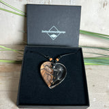 „Handgefertigter Herzanhänger aus Olivenholz und klarem Harz mit echter Pusteblume. Der Anhänger (ca. 3,5 × 3,5 cm) hängt an einem verstellbaren Lederband (23–43 cm) mit Holzperlen. Symbol für Wünsche und Glück, sorgfältig in Handarbeit gegossen, gesägt, geschliffen und poliert. Ein einzigartiger, naturinspirierter Anhänger – ideal als Geschenk oder persönlicher Talisman.“