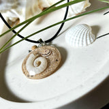 Handgemachter Anhänger mit echter Spirale, kleiner Schnecke, Meersand und feinem Glitzereffekt im Harz. Verziert mit einer Jaspisperle, Edelstahlöse und Lederkette mit Verlängerung. Maritimer Natur-Schmuck, inspiriert vom Ozean