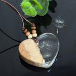 Herzförmige Resin Halskette mit Goldfield-Maserholz mit schwebenden echten Pusteblumen-Samen im glasklaren Harz, braunes Lederband mit Holzperlen, handgefertigter Naturschmuck.
