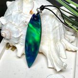 Beidseitig tragbarer Surfbrett-Anhänger aus Olivenholz, kombiniert mit klaren Epoxidharz in Blau-Grün. Eingearbeiteter synthetischer Opal erzeugt ein faszinierendes Farbspiel wie Nordlichter. Größe ca. 6 × 1,8 cm. Mit verstellbarem Lederband (26–45 cm), dekorativen Perlen & Schiebeknoten. Handgefertigt & einzigartig. Ein Schmuckstück mit Naturinspiration.