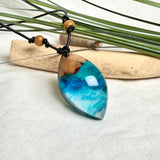 Holz-Harz-Anhänger aus Maserholz und Epoxidharz in Blau, Türkis und Weiß mit Wellenoptik am verstellbaren Lederband mit Holzperlen, handgemachter maritimer Naturschmuck
