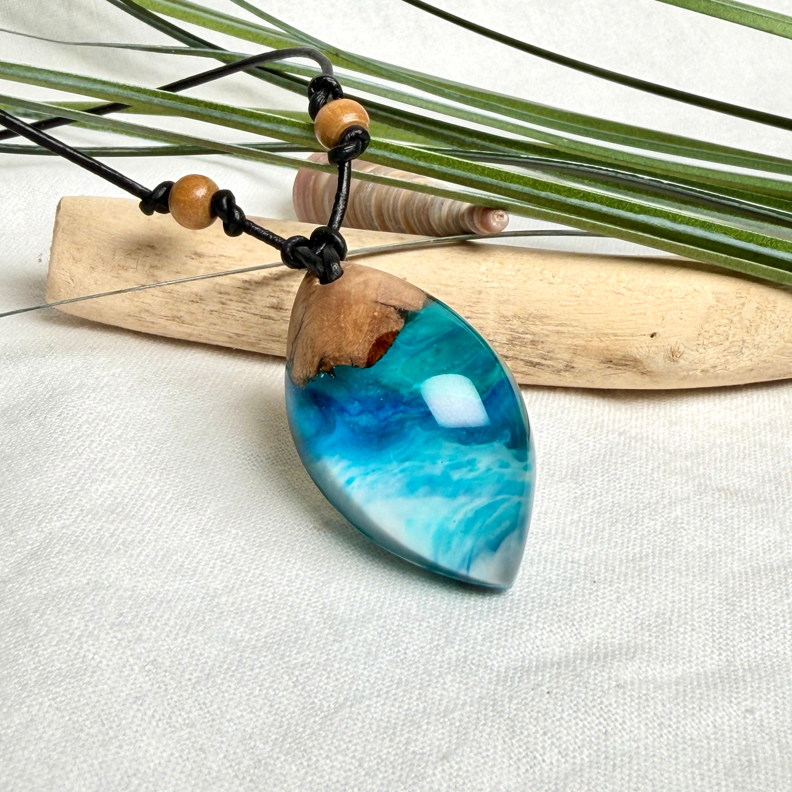 Holz-Harz-Anhänger aus Maserholz und Epoxidharz in Blau, Türkis und Weiß mit Wellenoptik am verstellbaren Lederband mit Holzperlen, handgemachter maritimer Naturschmuck