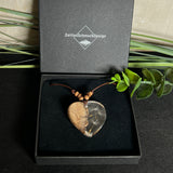 Handgefertigter Herzanhänger aus Olivenholz und klarem Harz mit echten Pusteblumen. Der Anhänger misst ca. 3,5 cm, das Lederband ist verstellbar von 23–43 cm und mit kleinen Holzperlen verziert. Ein natürliches Unikat, Symbol für Wünsche und Glück – sorgfältig gegossen, gesägt, geschliffen und poliert.