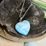 Larimar-Herzanhänger in zarten Blau- und Weißtönen, beidseitig poliert, an einer feinen platinrhodinierten 925 Silber Ankerkette mit 1 mm Stärke und 45 cm Länge. Das seltene Larimar-Herz aus der Dominikanischen Republik erinnert optisch an Meer und Himmel .