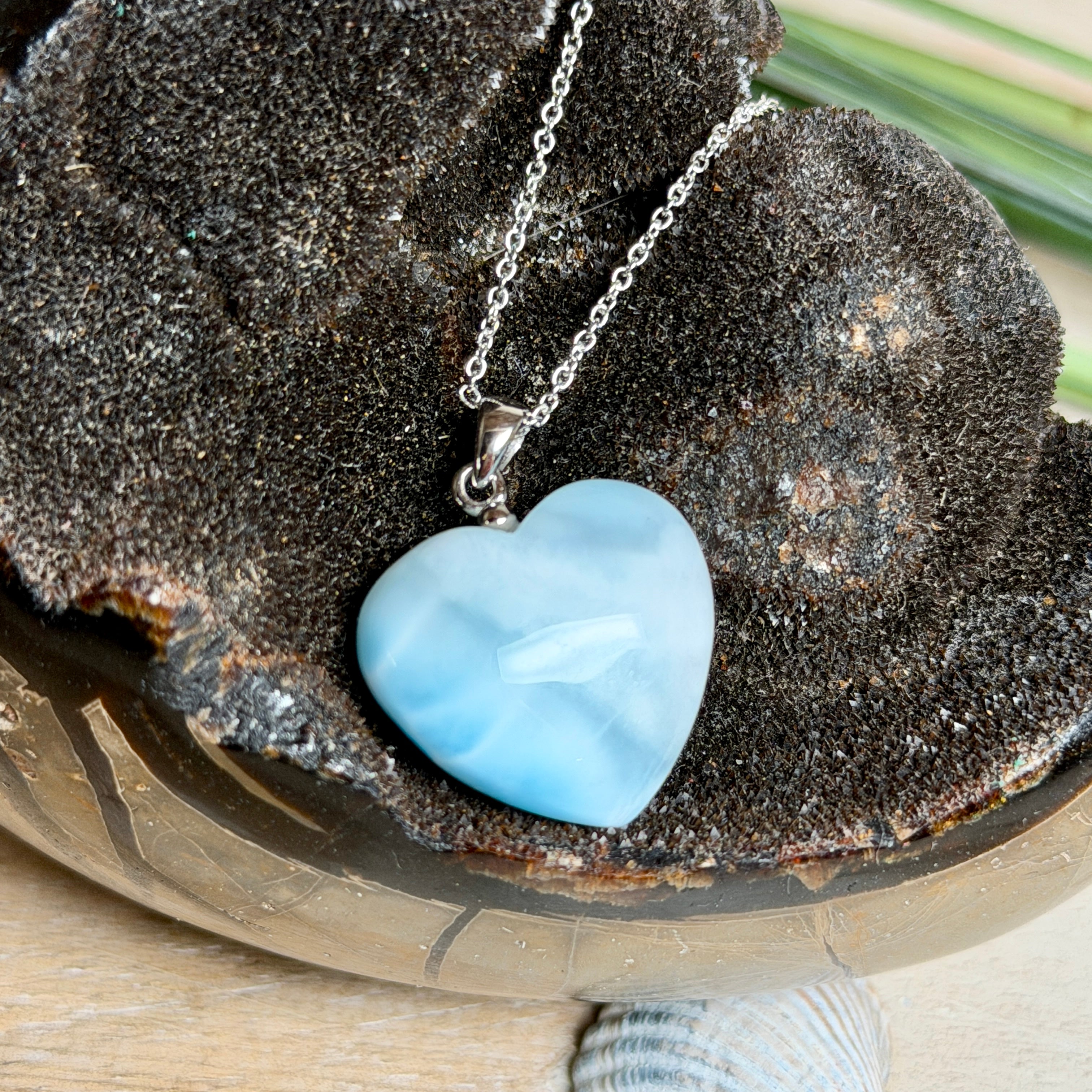 Larimar-Herzanhänger in zarten Blau- und Weißtönen, beidseitig poliert, an einer feinen platinrhodinierten 925 Silber Ankerkette mit 1 mm Stärke und 45 cm Länge. Das seltene Larimar-Herz aus der Dominikanischen Republik erinnert optisch an Meer und Himmel .