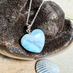 Larimar-Herzanhänger in zarten Blau- und Weißtönen, beidseitig poliert, an einer feinen platinrhodinierten 925 Silber Ankerkette mit 1 mm Stärke und 45 cm Länge. Das seltene Larimar-Herz aus der Dominikanischen Republik erinnert optisch an Meer und Himmel .