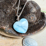 Larimar-Herzanhänger in zarten Blau- und Weißtönen, beidseitig poliert, an einer feinen platinrhodinierten 925 Silber Ankerkette mit 1 mm Stärke und 45 cm Länge. Das seltene Larimar-Herz aus der Dominikanischen Republik erinnert optisch an Meer und Himmel .