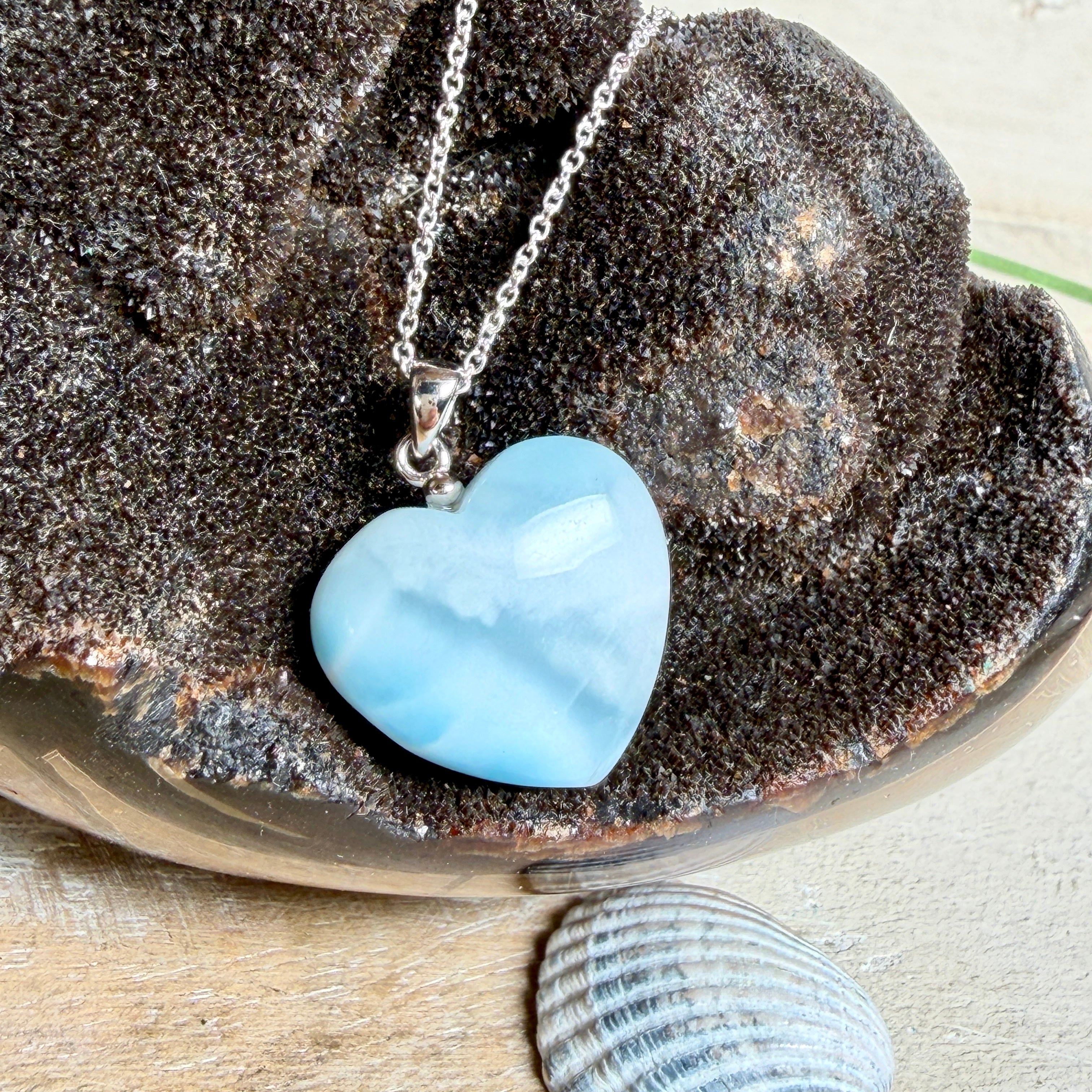 Larimar-Herzanhänger in zarten Blau- und Weißtönen, beidseitig poliert, an einer feinen platinrhodinierten 925 Silber Ankerkette mit 1 mm Stärke und 45 cm Länge. Das seltene Larimar-Herz aus der Dominikanischen Republik erinnert optisch an Meer und Himmel .
