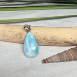 Larimar-Halskette mit blauem Tropfen-Anhänger an feiner 925 Silber Ankerkette, maritimer Naturstein-Schmuck mit weiß-türkiser Marmorierung