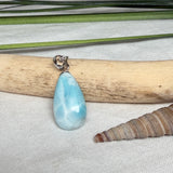 Larimar-Halskette mit blauem Tropfen-Anhänger an feiner 925 Silber Ankerkette, maritimer Naturstein-Schmuck mit weiß-türkiser Marmorierung