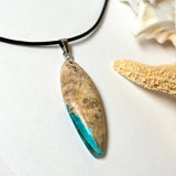 Edelstahl Anhängerschlaufe an schwarzer Lederkette mit Karabiner und Verlängerung. Filigraner Ocean Anhänger inspiriert von Meer und Wellen, natürlicher Unikat Schmuck für Damen und Herren.