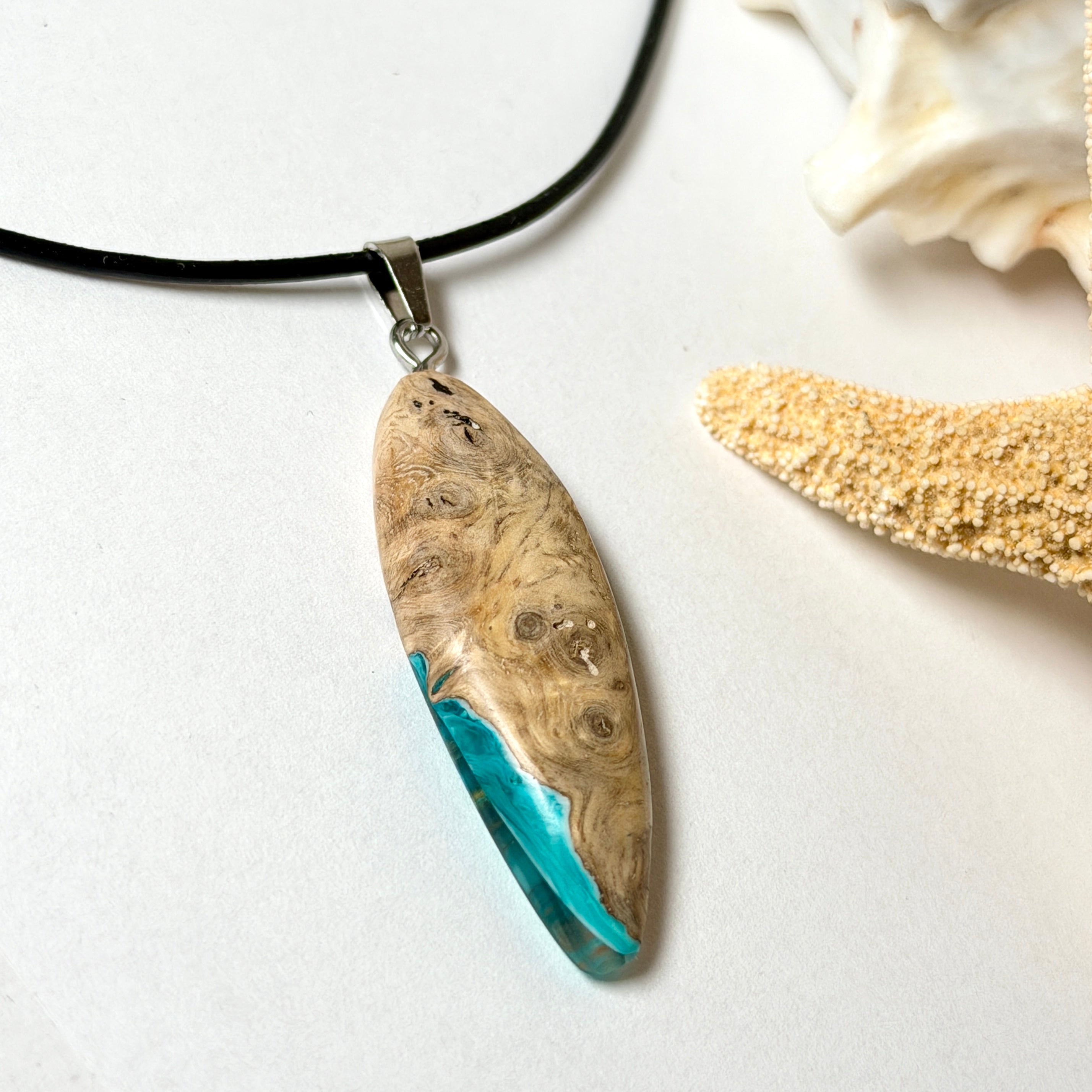 Edelstahl Anhängerschlaufe an schwarzer Lederkette mit Karabiner und Verlängerung. Filigraner Ocean Anhänger inspiriert von Meer und Wellen, natürlicher Unikat Schmuck für Damen und Herren.