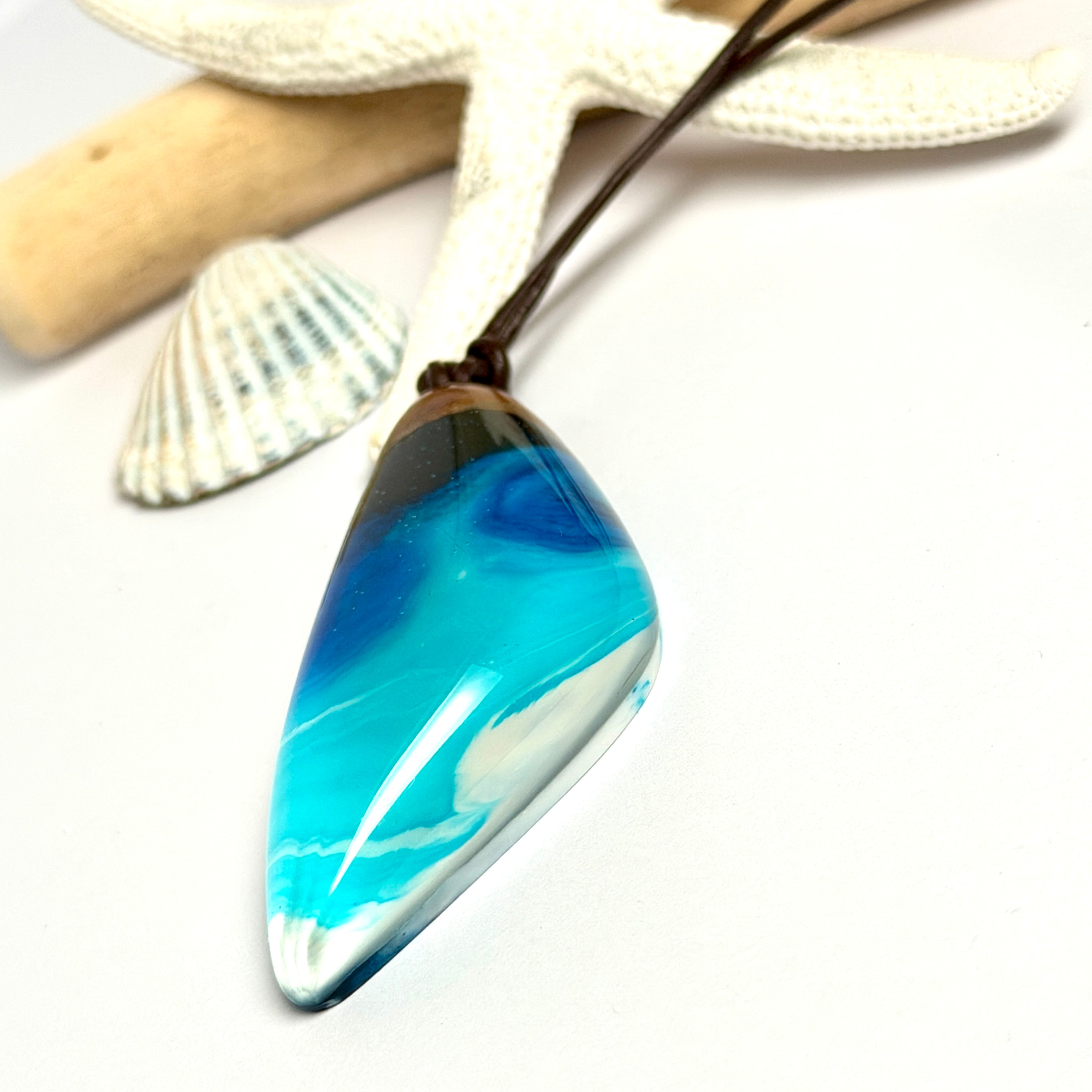 Maritimer Naturschmuck Azur – Holz-Harz Halskette mit blau-türkisem Ozeanmotiv und Maserholz-Küste, verstellbares Lederband