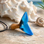 Handgemachte Halskette mit Walflossen Anhänger aus Holz und Epoxidharz in Blau, maritimer Schmuck inspiriert vom Meer.