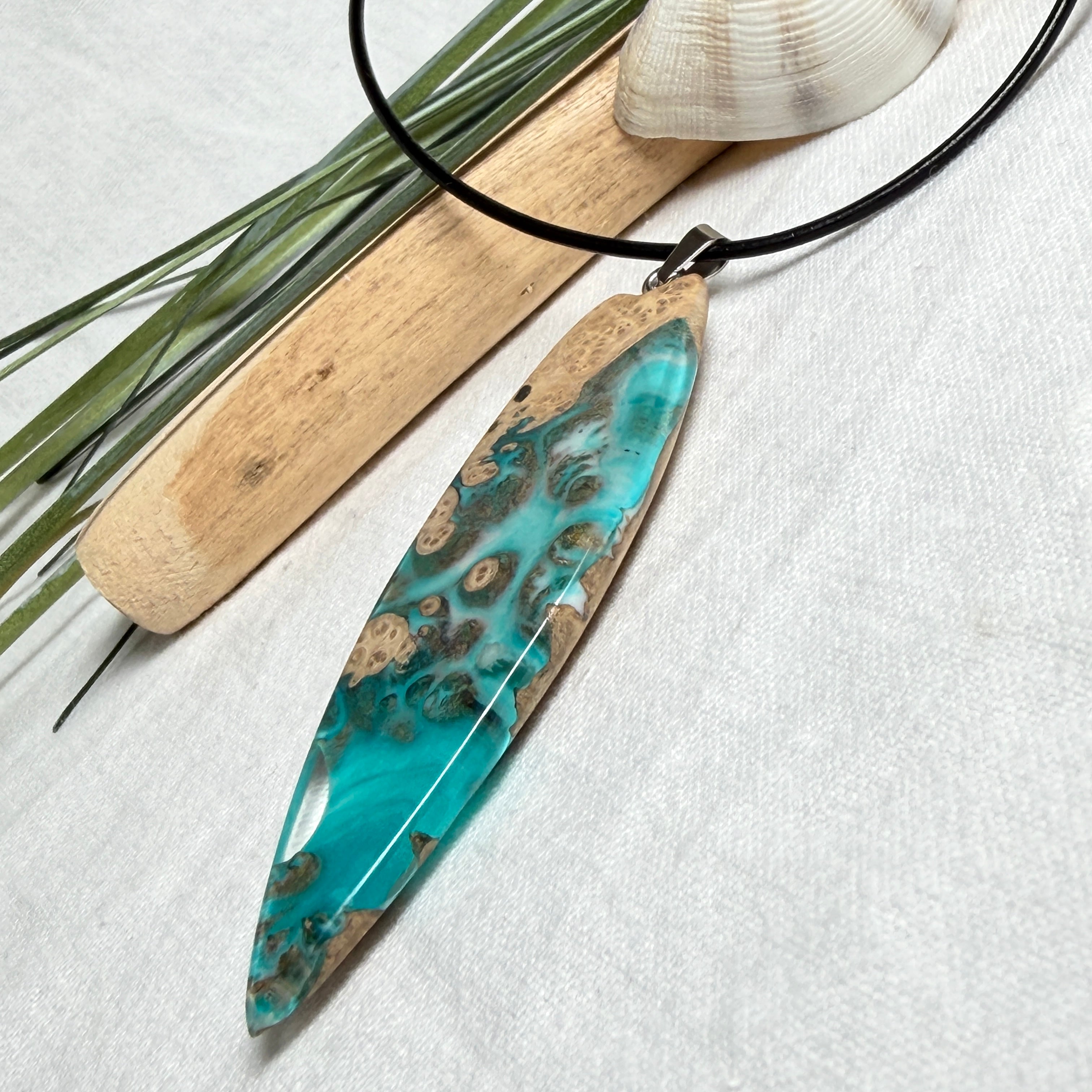 Surfboard Anhänger aus braunem Maserholz und türkisem Epoxidharz in Lagunenoptik an schwarzer Lederkette, maritimer Holz Harz Naturschmuck unisex
