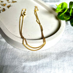 Vergoldete Panzerkette „Golden Grace“ aus 925 Sterling Silber in feiner Gliederung, 1,5 mm dick, 45 cm lang. Eleganter Goldglanz mit stabilem Federringverschluss. Ideal als Solokette oder für Anhänger – zeitlos, hochwertig und stilvoll.