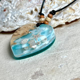 Handgefertigter Herzanhänger aus Maserholz und transparentem Ocean-Harz mit echtem Seestern und Muscheln. Die zarten Aqua-Farben erinnern an Meereswellen. Lederband verstellbar mit Holzperlen. Größe ca. 3,5 × 3,2 cm. Natürliches, maritimes Unikat von ZeitlosSchmuckDesign