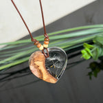 Herzanhänger „Pusteblumenzauber“ aus naturbelassenem Rebholz und klarem Epoxidharz mit schwebenden Pusteblumensamen. Dunkelbraunes, verstellbares Lederband mit kleinen Holzperlen, Anhänger ca. 3,5 × 3,5 cm. Handgefertigtes Unikat von ZeitlosSchmuckDesign.