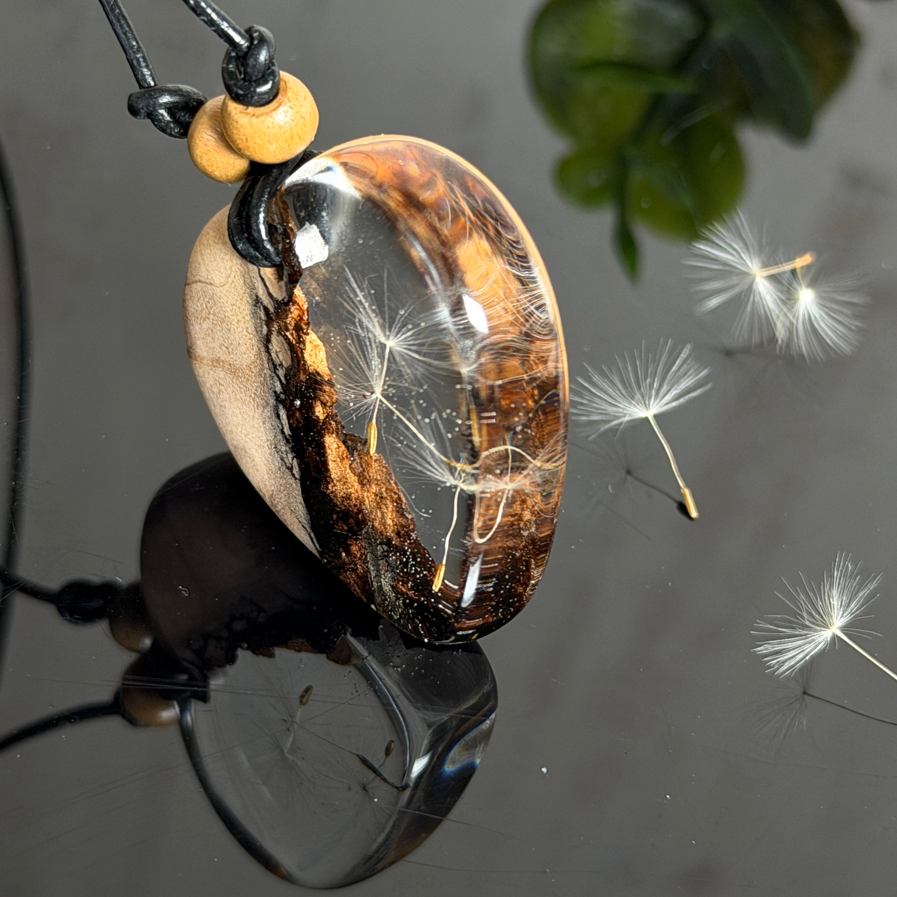 Handgefertigter herzförmiger Anhänger aus Olivenholz und klarem Epoxidharz mit echten schwebenden Pusteblumensamen, an verstellbarer schwarzer Lederkette mit Holzperlen, Unikat 