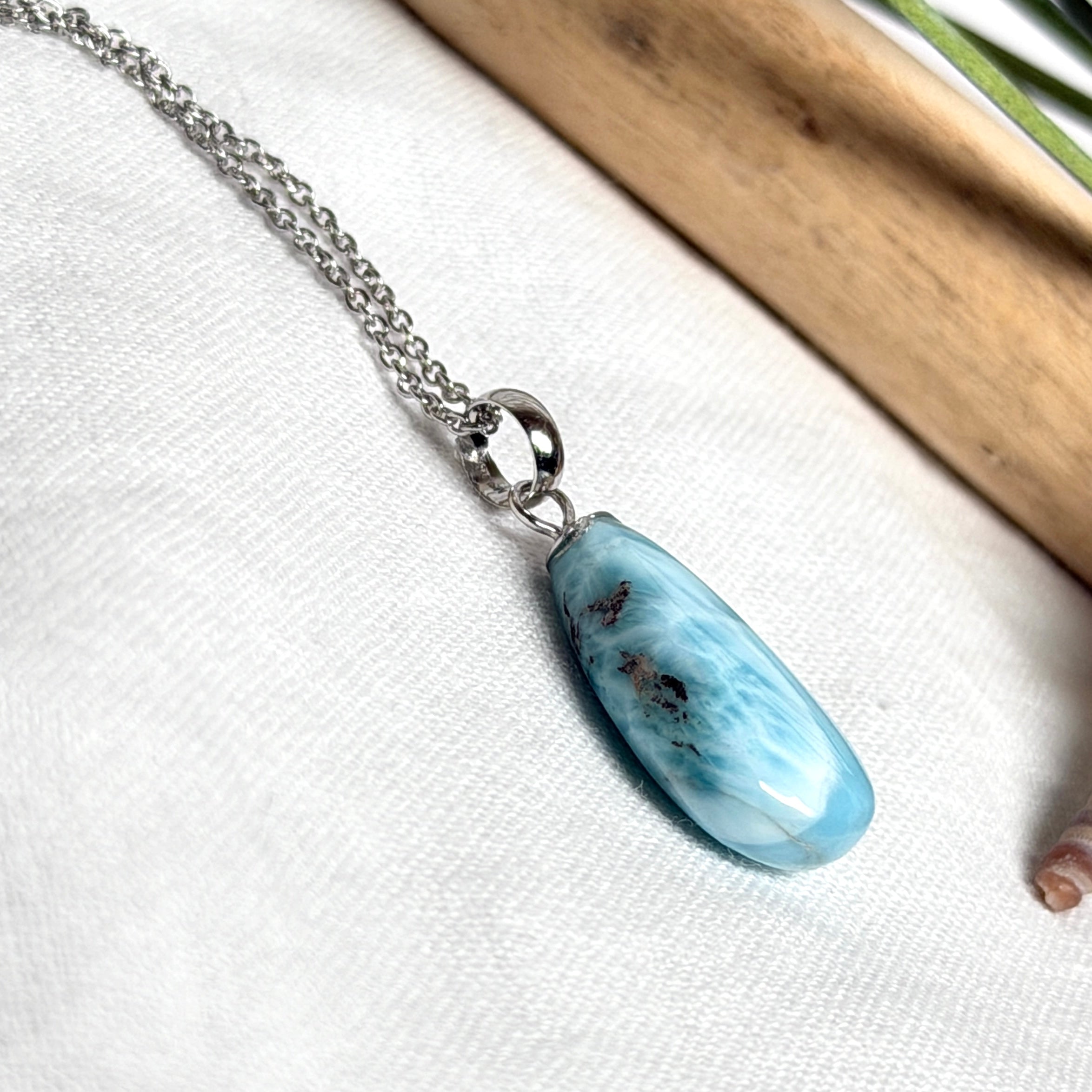 Larimar-Halskette mit blauem Tropfen-Anhänger an feiner 925 Silber Ankerkette, maritimer Naturstein-Schmuck mit weiß-türkiser Marmorierung