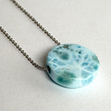 Echte Larimar Kette mit 20 mm rundem Cabochon – Himmelsblau mit weißem Wolkenmuster · 925 Silber Ankerkette platin rhodiniert 45 cm · Ocean Naturschmuck Unikat