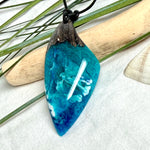 Anhänger aus dunklem Maserholz und Epoxidharz in Blau Türkis mit weißer Wellenstruktur am schwarzen Lederband, maritimer Holz Harz Naturschmuck unisex