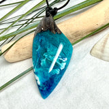 Anhänger aus dunklem Maserholz und Epoxidharz in Blau Türkis mit weißer Wellenstruktur am schwarzen Lederband, maritimer Holz Harz Naturschmuck unisex