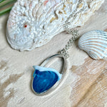 Ovale Halskette „Ocean Crest“ mit 3D-Welle: handgefertigter Harz-Anhänger in Silber-Legierung, Farbverlauf von Tiefblau zu Türkis mit weißer Schaumkrone. Größe ca. 3,9 × 2,3 cm, an einer ca. 56 cm langen versilberten Kette. Glänzende Oberfläche, maritimer Look, Unikat-Handarbeit.