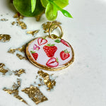 „Handgefertigter Erdbeer Anhänger aus Resin mit zarten Erdbeermotiven, gefasst in 24K vergoldet , glänzender Lünette – sommerlicher Handmade Schmuck und liebevolle Geschenkidee für Frauen und Naturfreunde“
