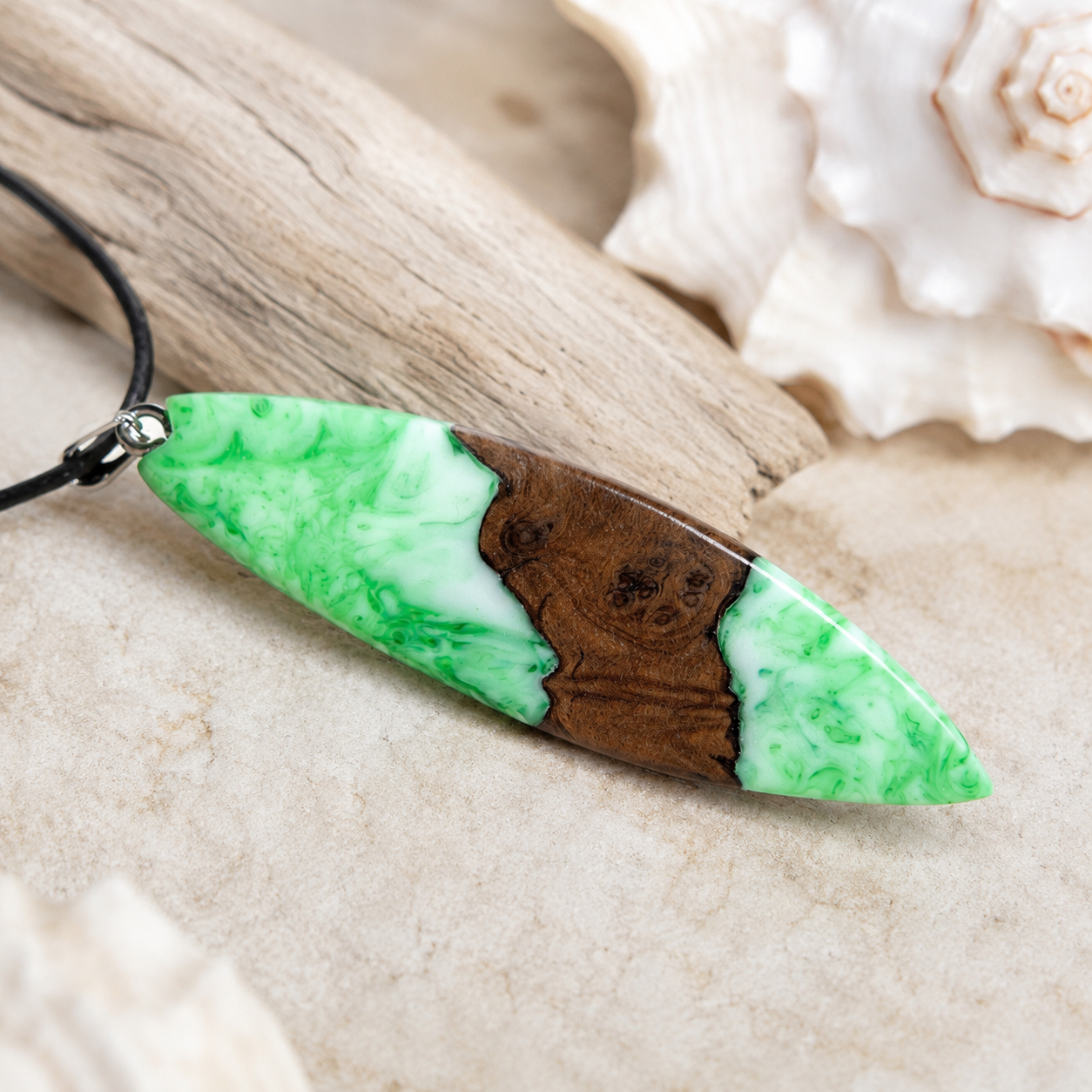 NIGHT SURF Surfbrett Anhänger aus Nussbaumholz und fluoreszierendem Epoxidharz in Grün-Weiß, handgefertigte Lederkette, maritimer Holz Harz Schmuck für Damen und Herren, leuchtet unter Schwarzlicht, einzigartiges Unikat.