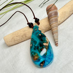 Holz-Harz-Anhänger aus Maserholz mit türkis-blauem Epoxidharz in Tropfenform am verstellbaren Lederband mit Onyxperlen, handgemachter maritimer Naturschmuck