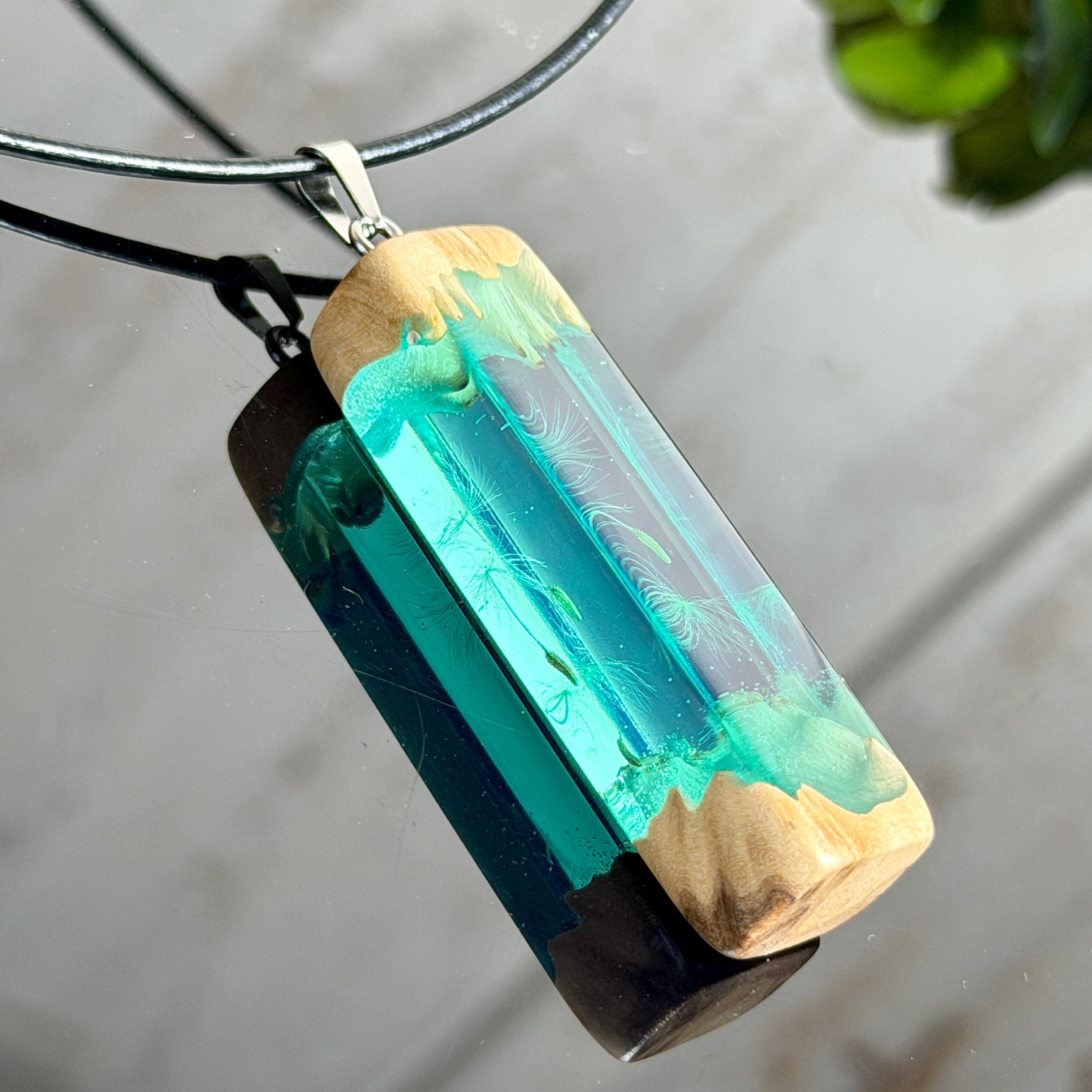 Pusteblumen Halskette aus Maserholz und türkisem Epoxidharz,  echte Löwenzahnsamen schweben im Harz sichtbar,  schwarze Lederkette, handgefertigter Naturschmuck Unisex