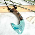 Angelhaken Anhänger aus braunem Maserholz und türkis hellblauem Epoxidharz am schwarzen Lederband mit Onyxperlen, Hei Matau Naturschmuck im Māori Stil