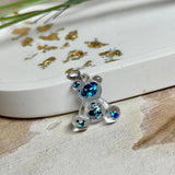 Bärchen-Anhänger aus Harz – Blaue Holoflakes (Edelstahlöse)