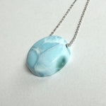 Echte Larimar Kette mit 20 mm rundem Cabochon – Himmelsblau mit weißem Wolkenmuster · 925 Silber Ankerkette platin rhodiniert 45 cm · Ocean Naturschmuck Unikat
