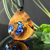 Großer Holz Harz Anhänger in blau und weiß ,Geschenkidee, Epoxidharz,Maserholz, Jahrestag Geschenk,für Sie und Ihn,Geburtstag,Unikat Schmuck