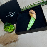 Handgefertigter Unikat-Kettenanhänger aus Eibenholz und Epoxidharz (transparent grün-weiß), hochglanzpoliert, Lederkette mit Edelstahlöse – Schwarzlicht fluoreszierend.