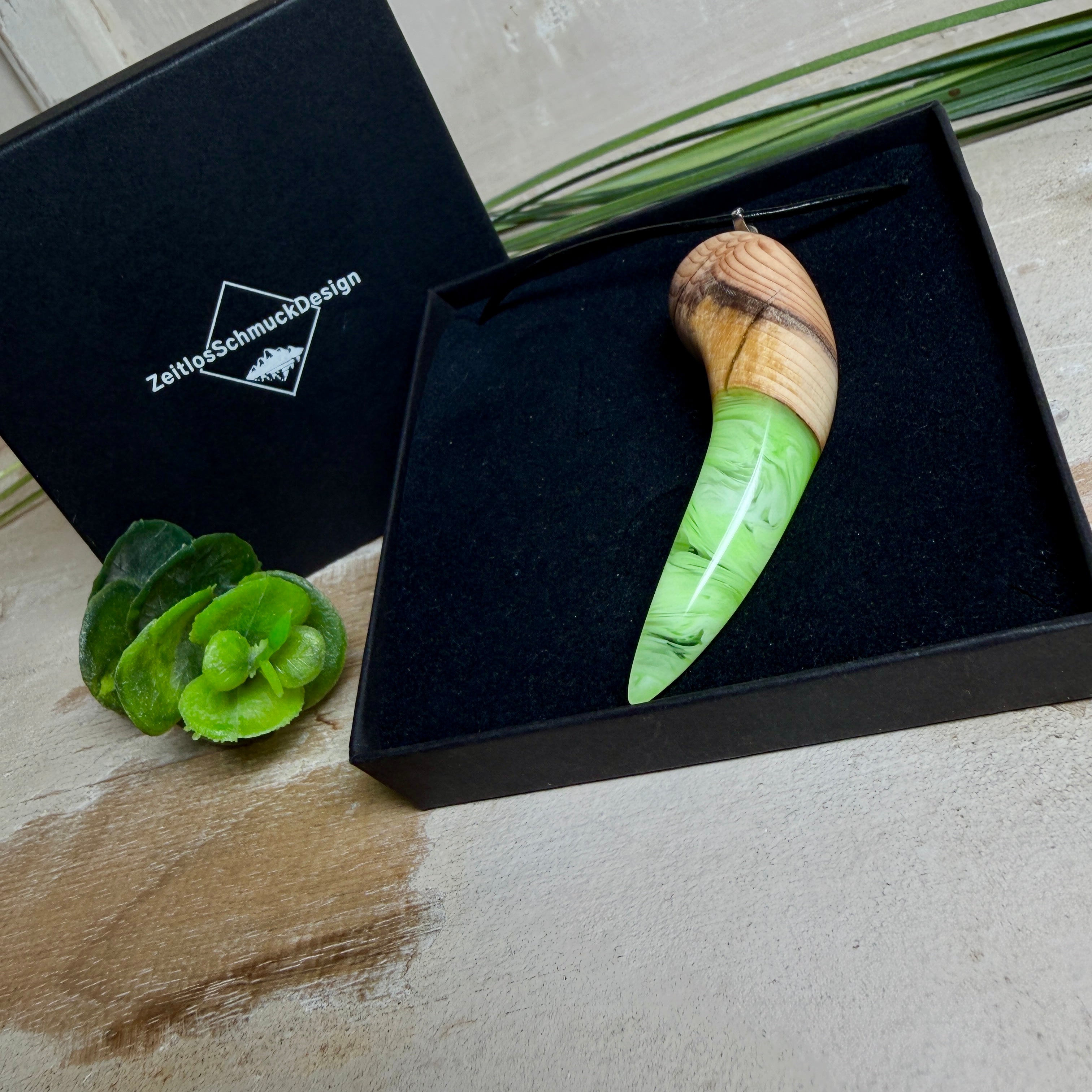 Handgefertigter Unikat-Kettenanhänger aus Eibenholz und Epoxidharz (transparent grün-weiß), hochglanzpoliert, Lederkette mit Edelstahlöse – Schwarzlicht fluoreszierend.