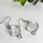Schmelzende Eiswürfel als Ohrring – handgegossen aus transparentem Epoxidharz, mit 925 Silber Ohrhaken. Ca. 1,3 cm Würfel, Tragelänge ca. 4 cm
