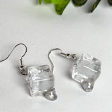 Schmelzende Eiswürfel als Ohrring – handgegossen aus transparentem Epoxidharz, mit 925 Silber Ohrhaken. Ca. 1,3 cm Würfel, Tragelänge ca. 4 cm