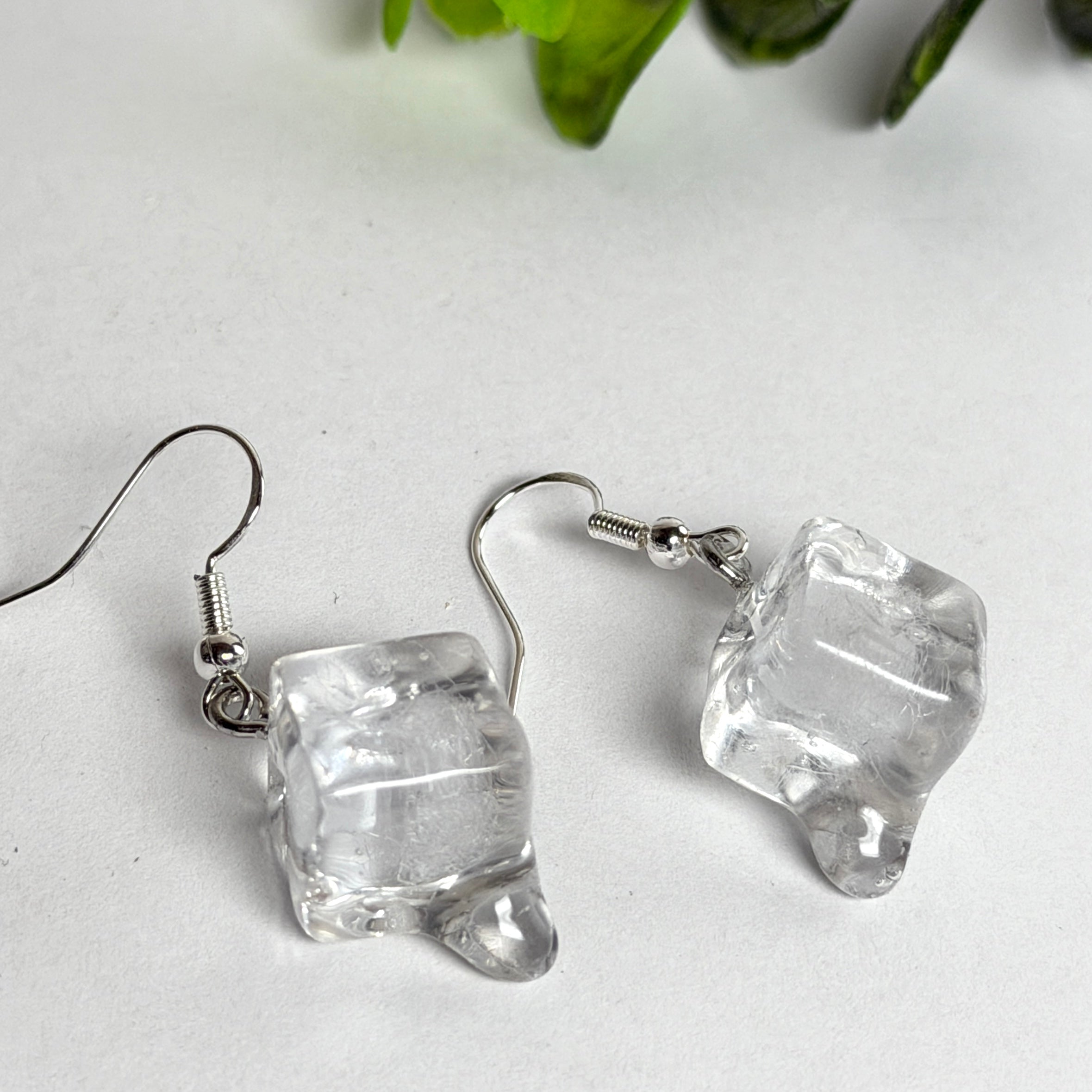 Schmelzende Eiswürfel als Ohrring – handgegossen aus transparentem Epoxidharz, mit 925 Silber Ohrhaken. Ca. 1,3 cm Würfel, Tragelänge ca. 4 cm