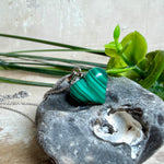 Halskette mit Malachit-Herz: kleiner, gewölbter Herzanhänger aus intensiv grün gebändertem Malachit, ca. 16 x 14 x 10 mm, in hochglanzpolierter, rhodinierter 925 Silberfassung an feiner Ankerkette aus Silber.