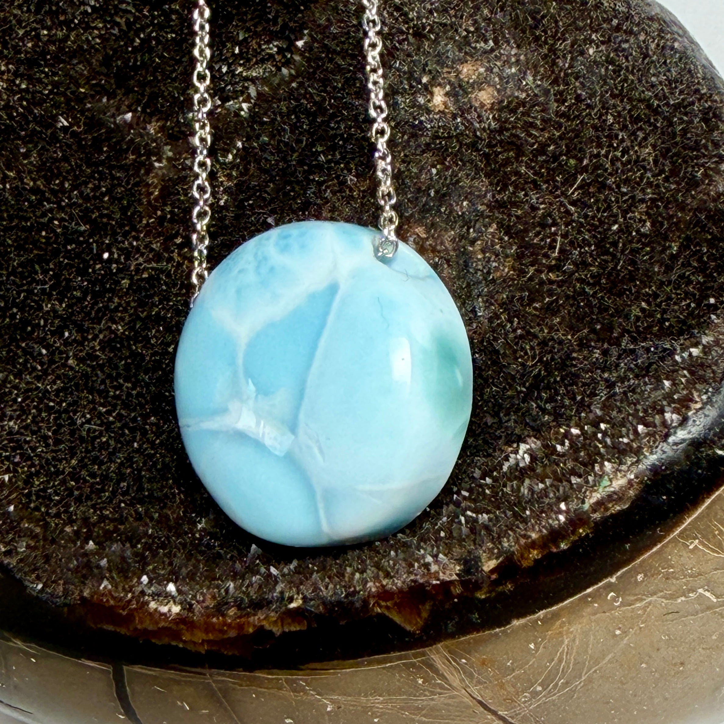 Echte Larimar Kette mit 20 mm rundem Cabochon – Himmelsblau mit weißem Wolkenmuster · 925 Silber Ankerkette platin rhodiniert 45 cm · Ocean Naturschmuck Unikat